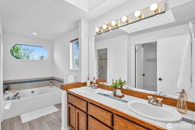 3915 245th Court SE, Sammamish, WA 98029