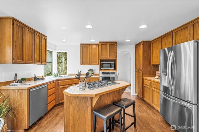 3915 245th Court SE, Sammamish, WA 98029