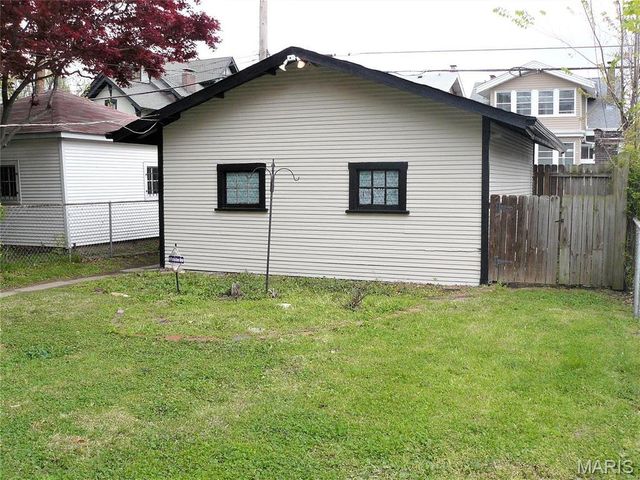 10 Lawn Place, St Louis, MO 63110