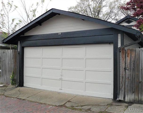 10 Lawn Place, St Louis, MO 63110