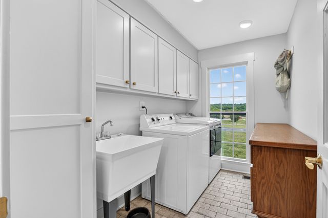 24 Lovers Ln, Fayetteville, TN 37334
