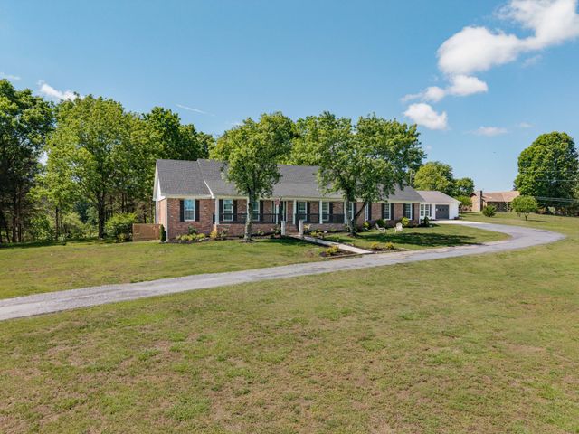 24 Lovers Ln, Fayetteville, TN 37334