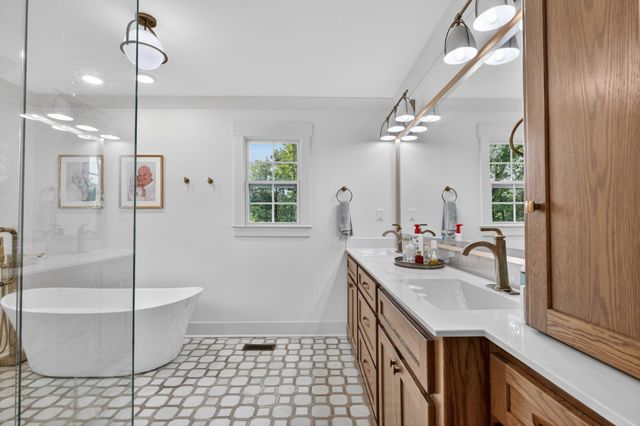 24 Lovers Ln, Fayetteville, TN 37334