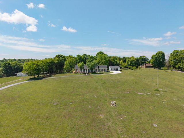 24 Lovers Ln, Fayetteville, TN 37334