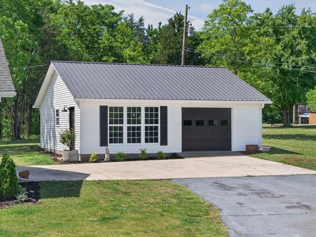24 Lovers Ln, Fayetteville, TN 37334