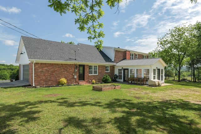 24 Lovers Ln, Fayetteville, TN 37334