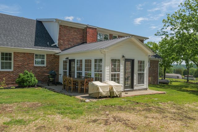 24 Lovers Ln, Fayetteville, TN 37334