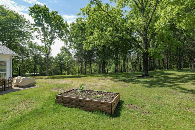 24 Lovers Ln, Fayetteville, TN 37334