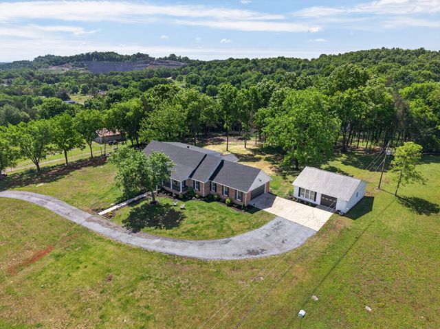 24 Lovers Ln, Fayetteville, TN 37334