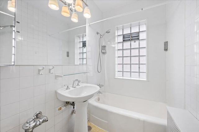 2330 N Lincoln Park W 3C, Chicago, IL 60614