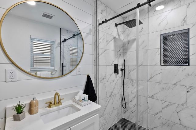 1044 Meadowbrook Drive, Grapevine, TX 76051