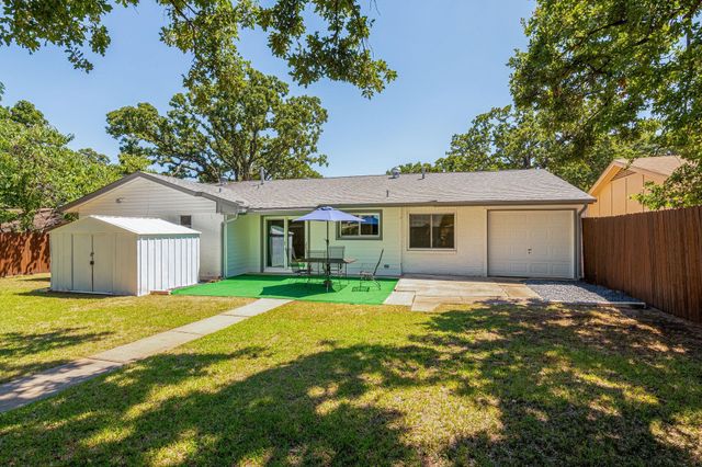 1044 Meadowbrook Drive, Grapevine, TX 76051