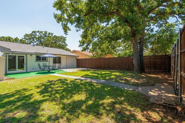 1044 Meadowbrook Drive, Grapevine, TX 76051