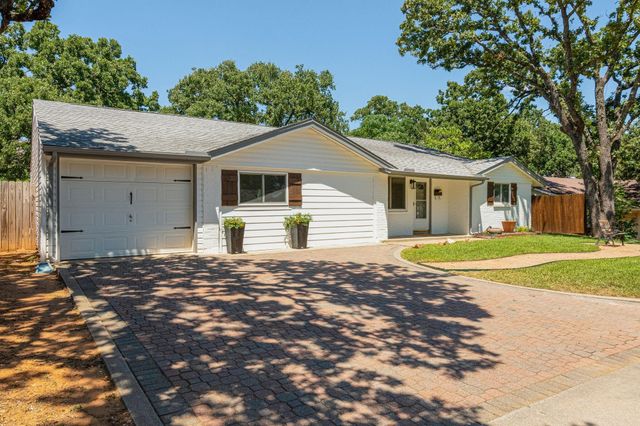 1044 Meadowbrook Drive, Grapevine, TX 76051