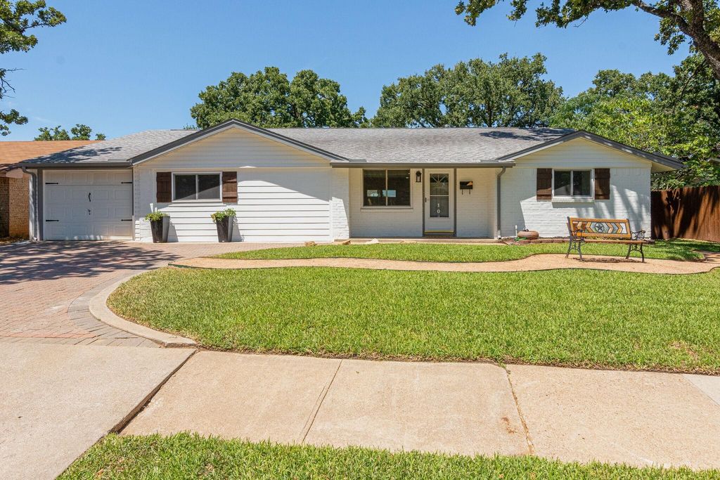 1044 Meadowbrook Drive, Grapevine, TX 76051