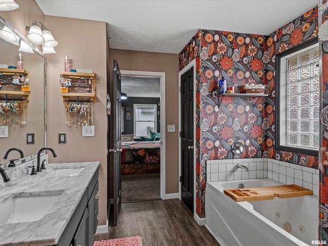 306 Osteen Lane, Chatham, IL 62629