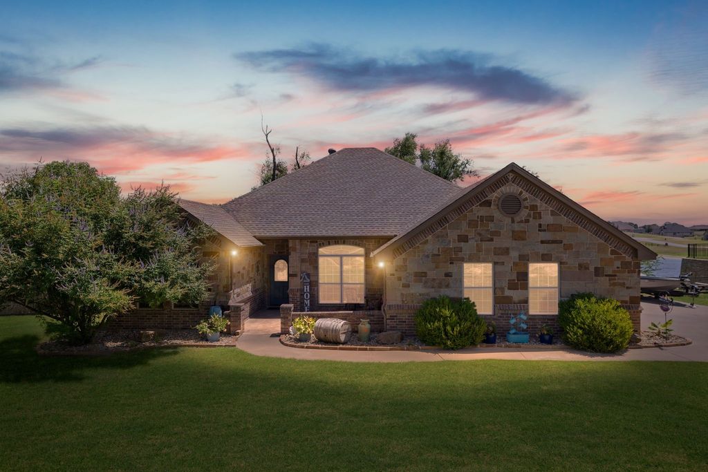 2305 Wills Way Drive, Granbury, TX 76049