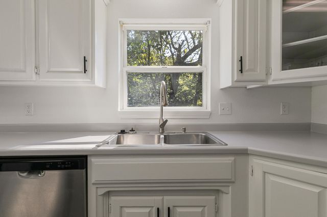 3820 N Royal Mountain Lane, Bolivar, MO 65613