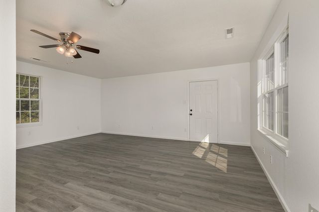 3820 N Royal Mountain Lane, Bolivar, MO 65613