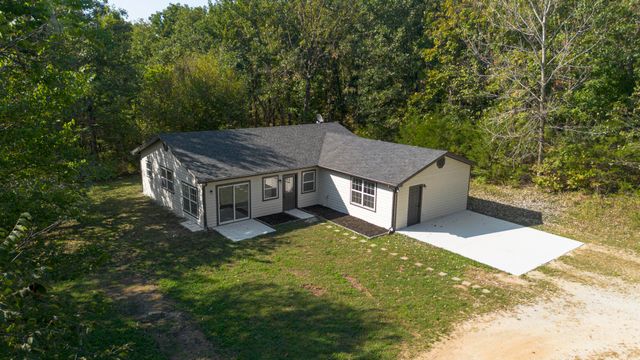 3820 N Royal Mountain Lane, Bolivar, MO 65613