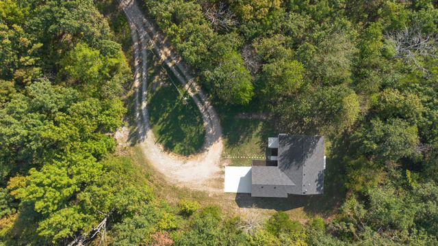 3820 N Royal Mountain Lane, Bolivar, MO 65613