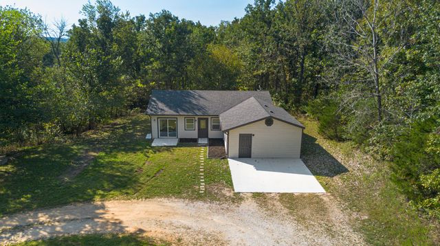 3820 N Royal Mountain Lane, Bolivar, MO 65613