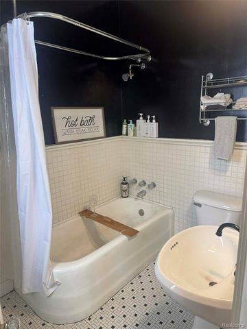 200 Tuscola Road, Bay City, MI 48708