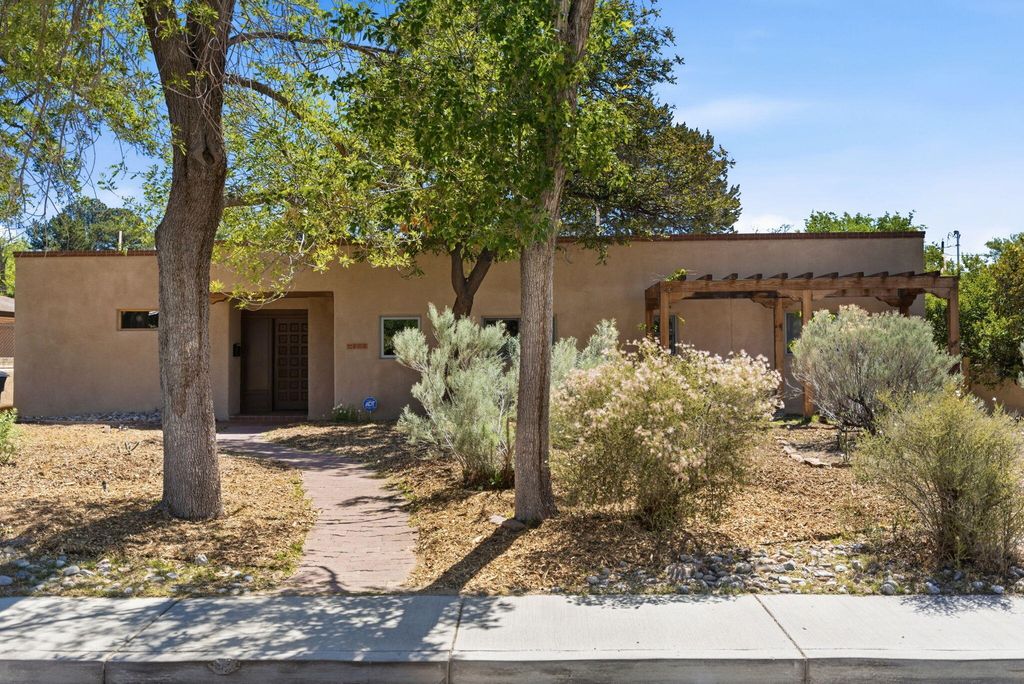 808 Parkland Circle SE, Albuquerque, NM 87108
