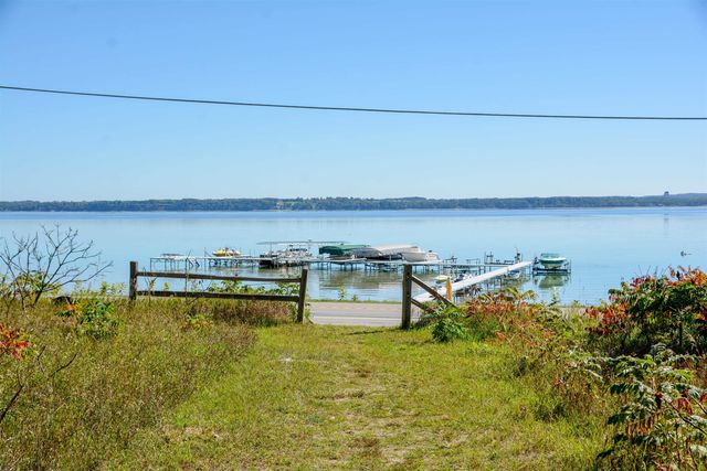 9649 Center Road, Peninsula Twp, MI 49686