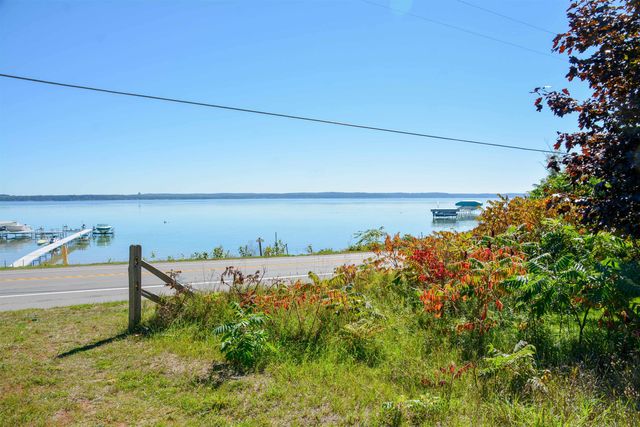 9649 Center Road, Peninsula Twp, MI 49686