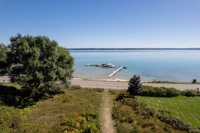 9649 Center Road, Peninsula Twp, MI 49686