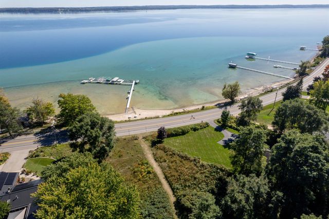 9649 Center Road, Peninsula Twp, MI 49686