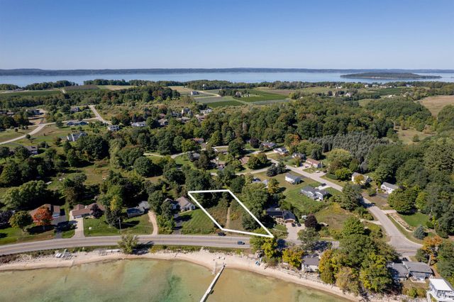 9649 Center Road, Peninsula Twp, MI 49686