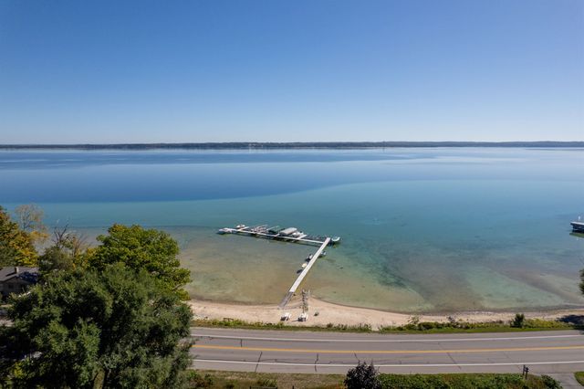 9649 Center Road, Peninsula Twp, MI 49686