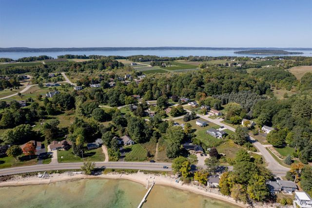 9649 Center Road, Peninsula Twp, MI 49686