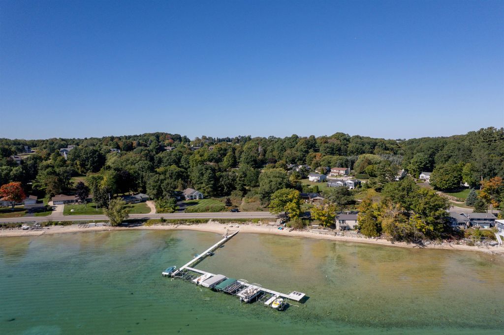 9649 Center Road, Peninsula Twp, MI 49686