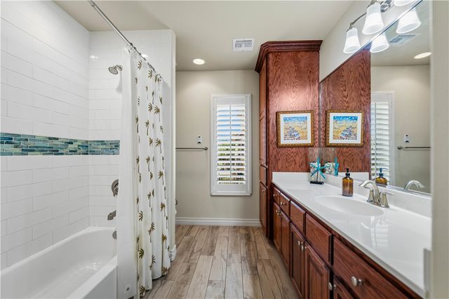 142 Mariners Dr, Port Aransas, TX 78373