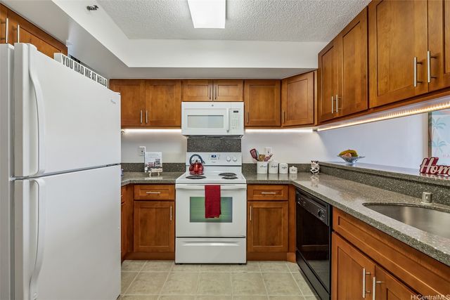 990 Ala Nanala Street 17B, Honolulu, HI 96818