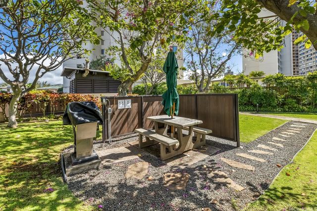 990 Ala Nanala Street 17B, Honolulu, HI 96818