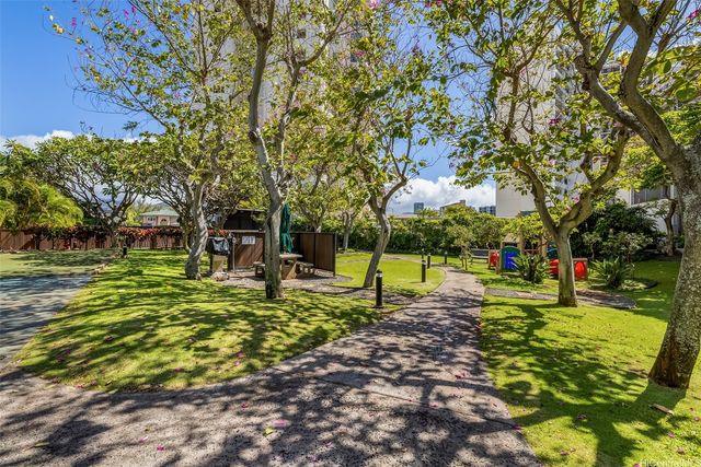 990 Ala Nanala Street 17B, Honolulu, HI 96818