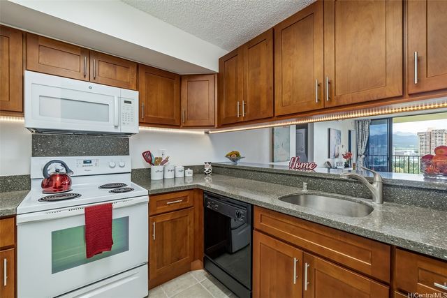 990 Ala Nanala Street 17B, Honolulu, HI 96818