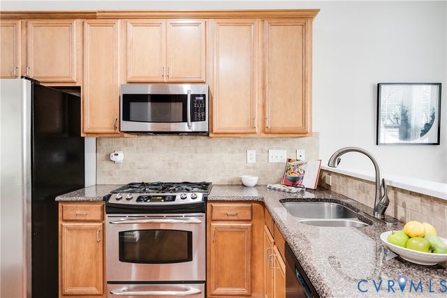 8004 Creekside Village Dr, Mechanicsville, VA 23111