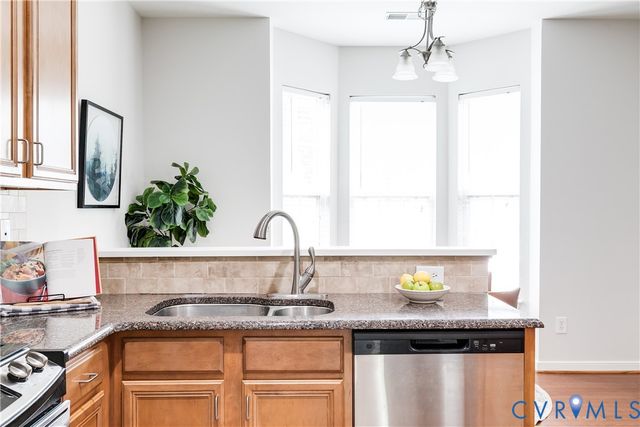 8004 Creekside Village Dr, Mechanicsville, VA 23111