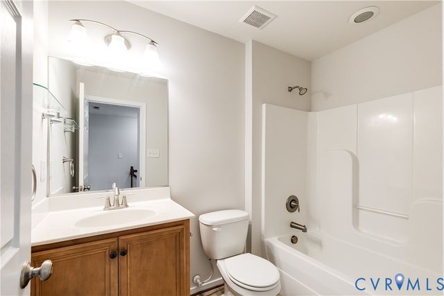 8004 Creekside Village Dr, Mechanicsville, VA 23111