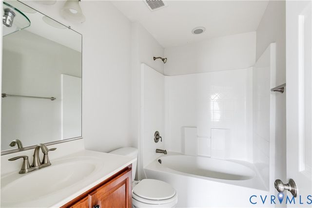 8004 Creekside Village Dr, Mechanicsville, VA 23111