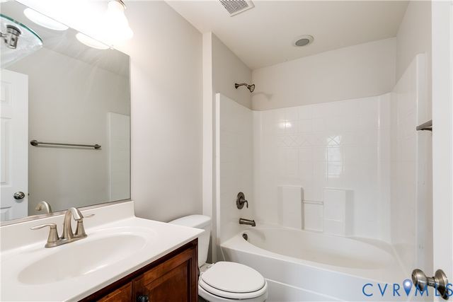 8004 Creekside Village Dr, Mechanicsville, VA 23111