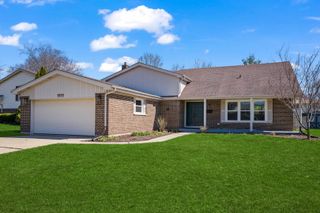 1919 N Pinetree Drive, Arlington Heights, IL 60004
