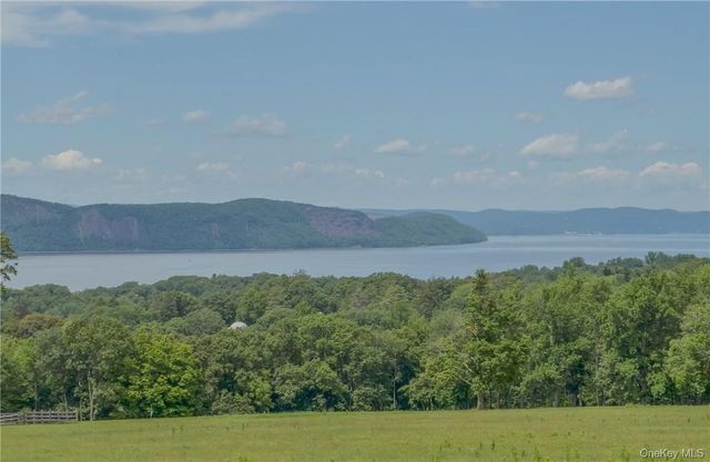 11 Elm Street 2nd Floor, Sleepy Hollow, NY 10591