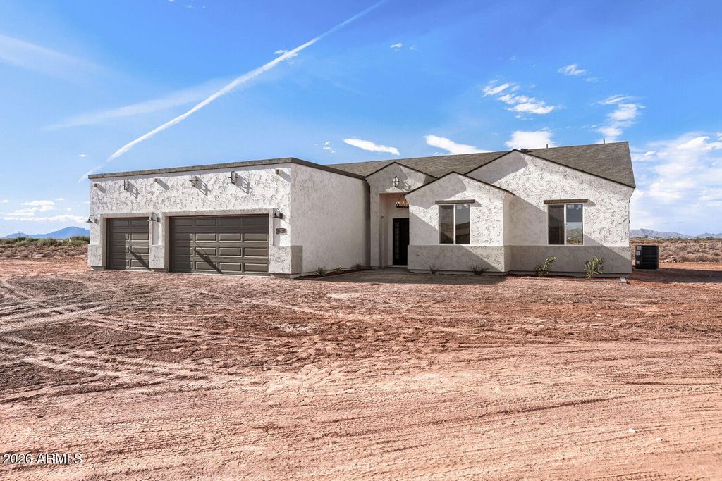 Image 3 of property listing at 38420 W BUCKEYE Road, Tonopah, AZ 85354
