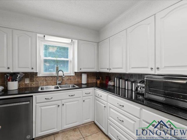 1009 Sequoyah LN, Longview, TX 75605